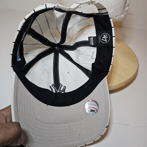 47 BRAND NEW YORK YANKEES STRAP BACK HAT PINSTRIPE WHITE AND BLACK YOUTH ADJUSTA - Picture 5 of 7